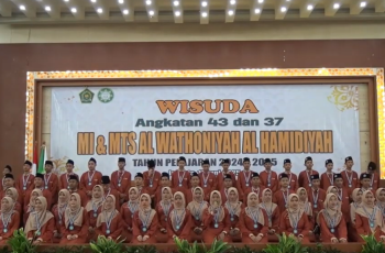 Pembacaan Surah Al Ihsan pada kegiatan Wisuda